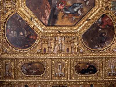 � dominato dalla tele seicentesche dipinte dal bitontino Carlo Rosa, decorate con intagli dorati e cornici dei maestri Michele Morenzio, Cesare Villani e Catarino Casavecchio